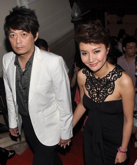 000家店亏40亿都是红颜祸水惹得祸OG真人“一代鞋王”达芙妮没落关6(图1)