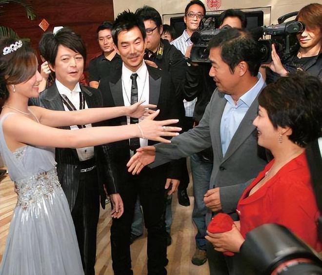 000家店亏40亿都是红颜祸水惹得祸OG真人“一代鞋王”达芙妮没落关6(图11)